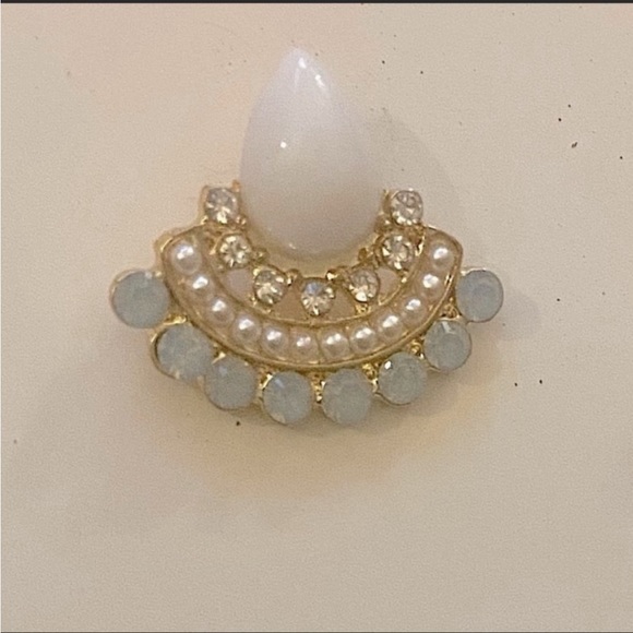 🆕 art deco embellished fan style stud earrings - Picture 2 of 4